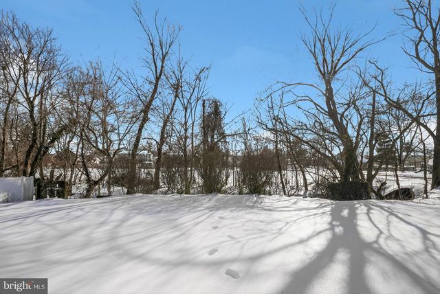 109 YORKTOWN DR, Mount Laurel, NJ 08054