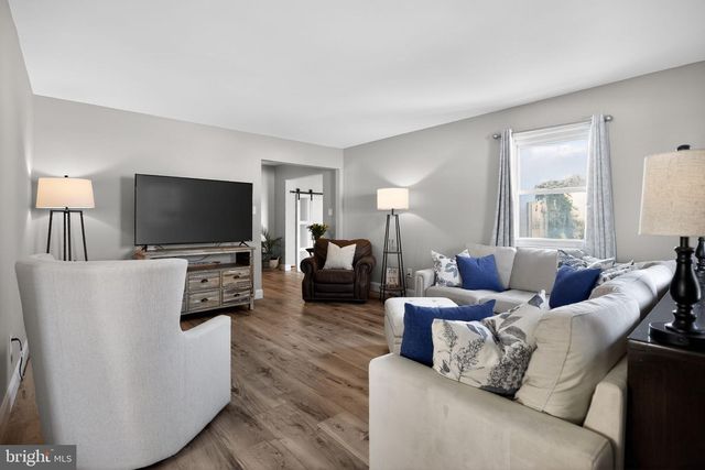 109 YORKTOWN DR, Mount Laurel, NJ 08054