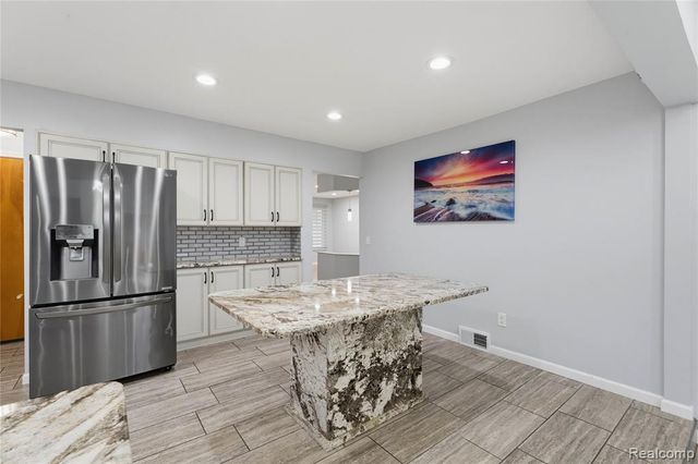 35185 Marina Drive, Sterling Heights, MI 48312