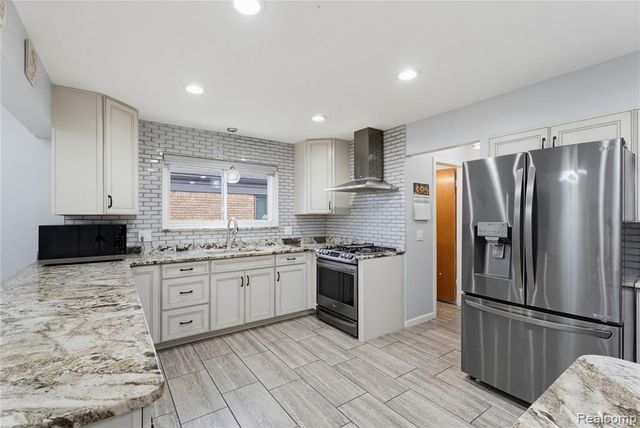 35185 Marina Drive, Sterling Heights, MI 48312