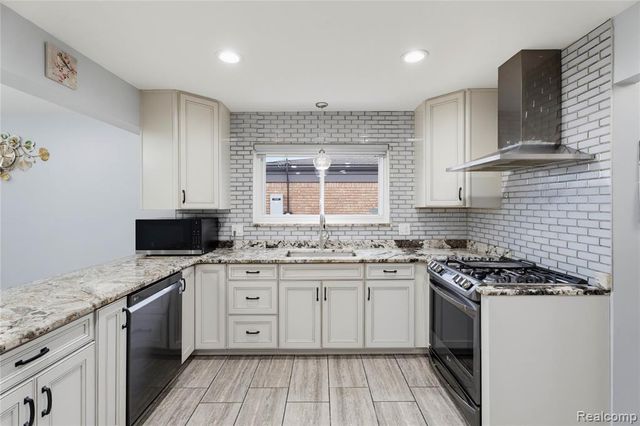 35185 Marina Drive, Sterling Heights, MI 48312