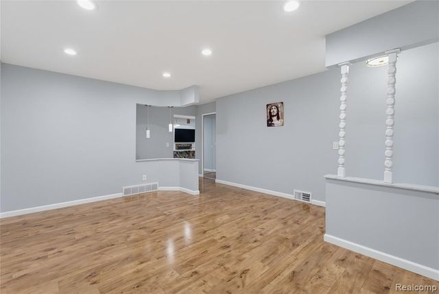 35185 Marina Drive, Sterling Heights, MI 48312