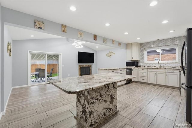 35185 Marina Drive, Sterling Heights, MI 48312