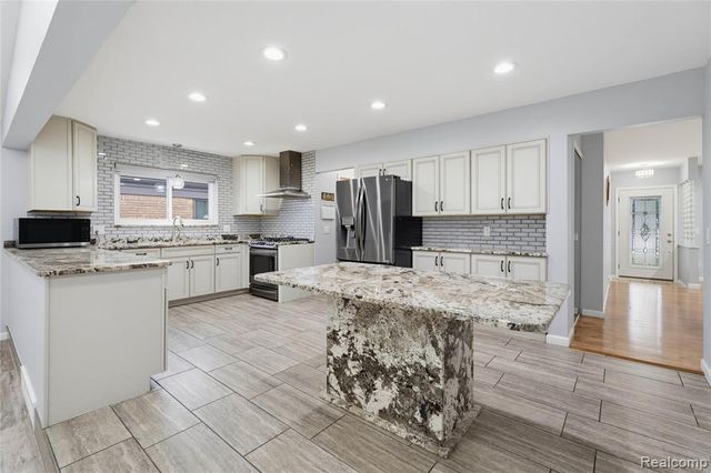 35185 Marina Drive, Sterling Heights, MI 48312