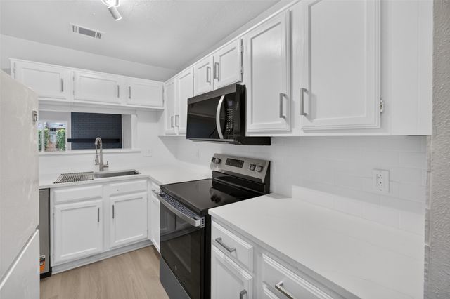 621 Carriagehouse Lane 8F, Garland, TX 75040