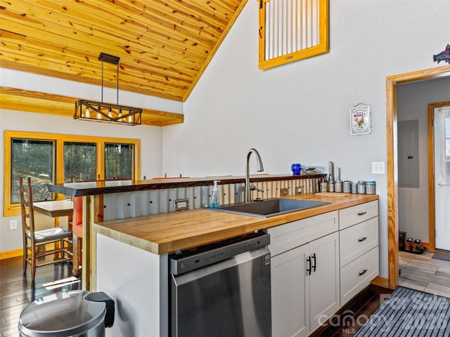 143 Fox Grape Hollow Road, Mars Hill, NC 28754