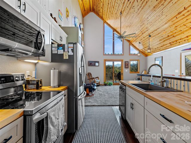 143 Fox Grape Hollow Road, Mars Hill, NC 28754