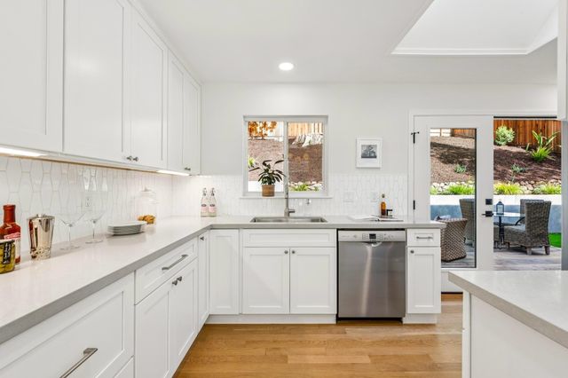 1100 Glencourt Dr, Oakland, CA 94611