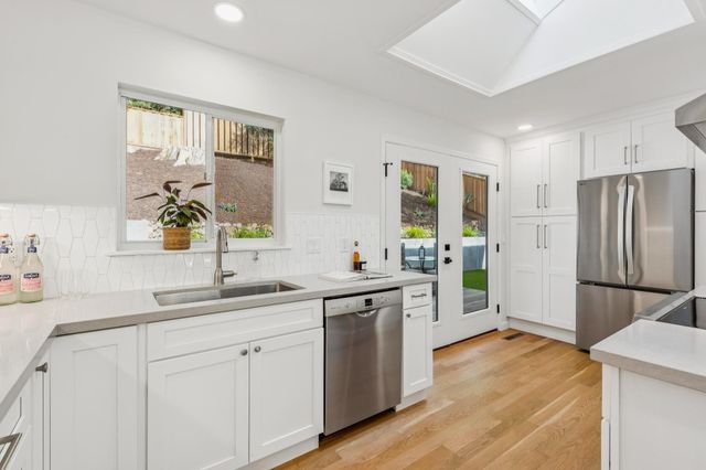 1100 Glencourt Dr, Oakland, CA 94611