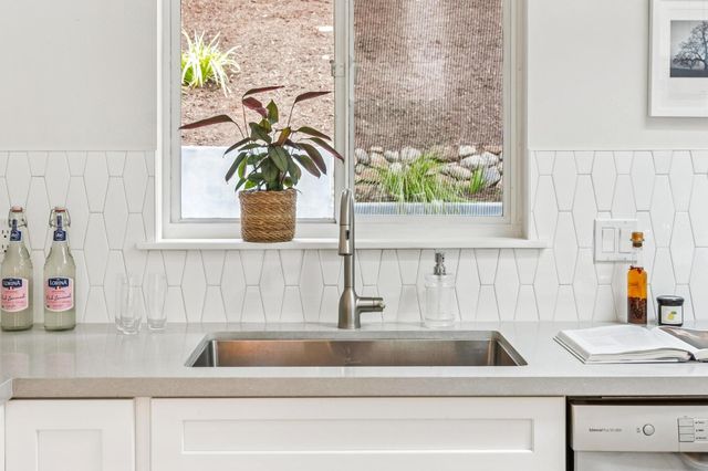 1100 Glencourt Dr, Oakland, CA 94611