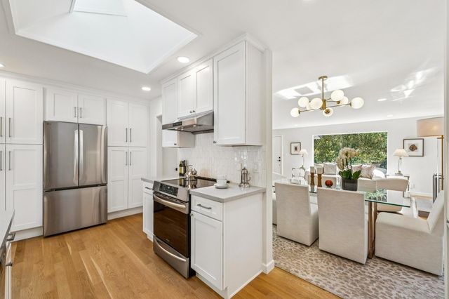 1100 Glencourt Dr, Oakland, CA 94611