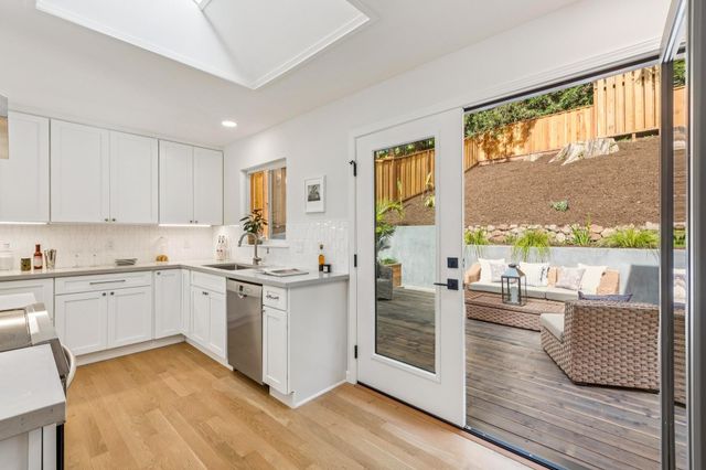 1100 Glencourt Dr, Oakland, CA 94611