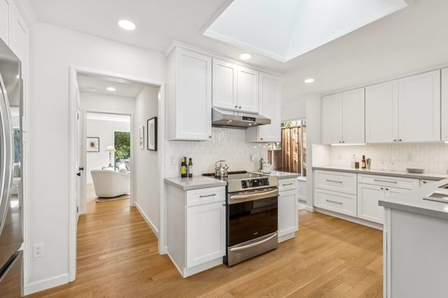 1100 Glencourt Dr, Oakland, CA 94611