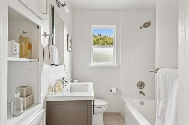 1100 Glencourt Dr, Oakland, CA 94611