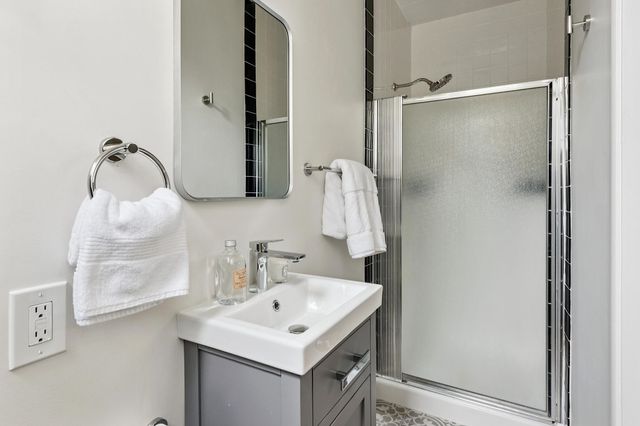 1100 Glencourt Dr, Oakland, CA 94611