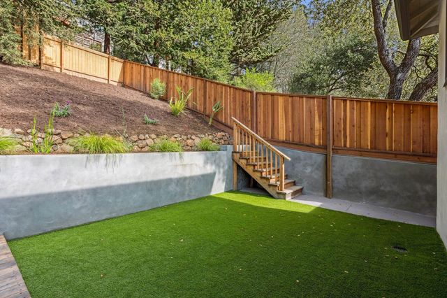 1100 Glencourt Dr, Oakland, CA 94611