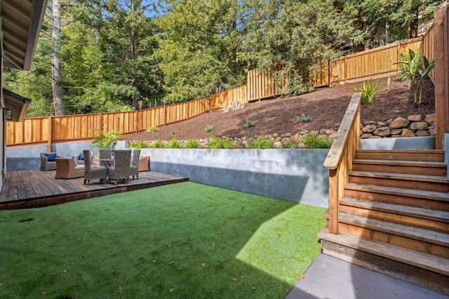 1100 Glencourt Dr, Oakland, CA 94611