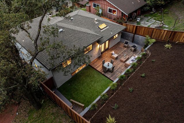 1100 Glencourt Dr, Oakland, CA 94611