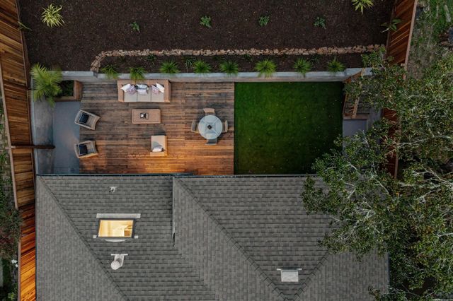 1100 Glencourt Dr, Oakland, CA 94611