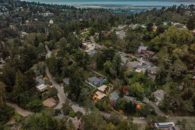 1100 Glencourt Dr, Oakland, CA 94611