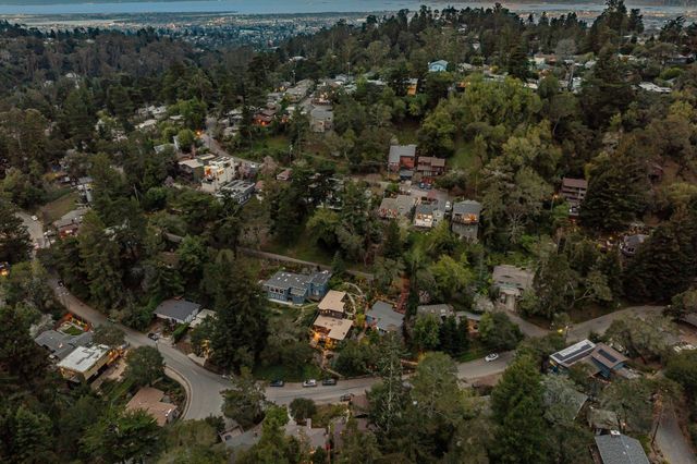 1100 Glencourt Dr, Oakland, CA 94611