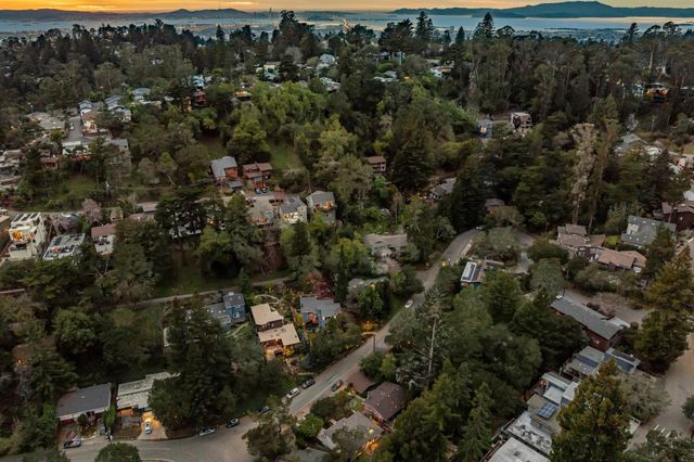 1100 Glencourt Dr, Oakland, CA 94611