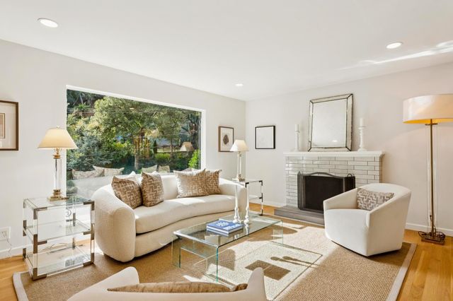 1100 Glencourt Dr, Oakland, CA 94611