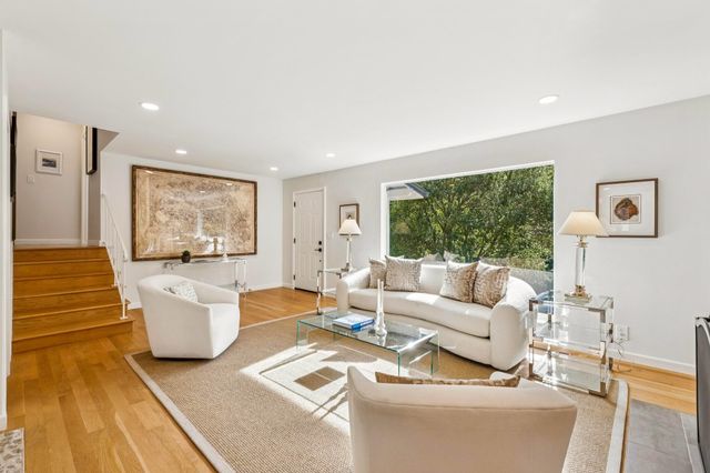 1100 Glencourt Dr, Oakland, CA 94611