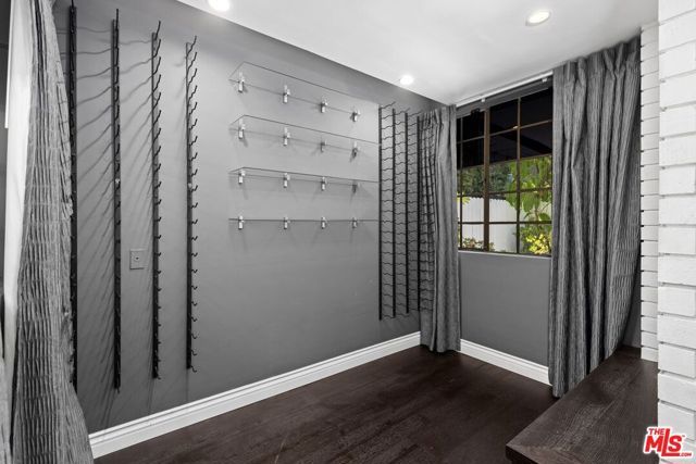 1060 Chantilly Road, Los Angeles, CA 90077