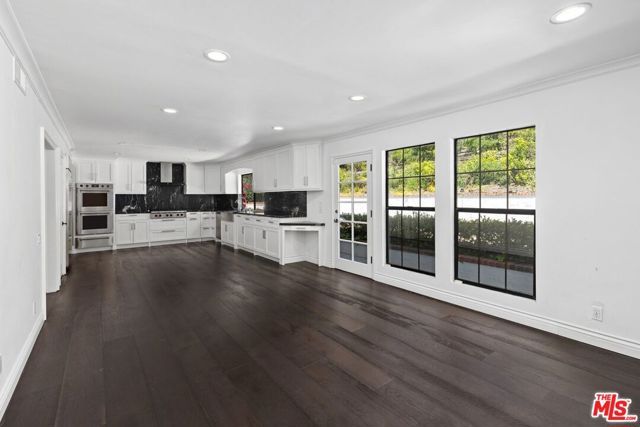 1060 Chantilly Road, Los Angeles, CA 90077