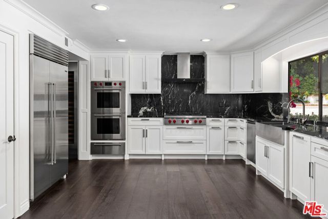 1060 Chantilly Road, Los Angeles, CA 90077