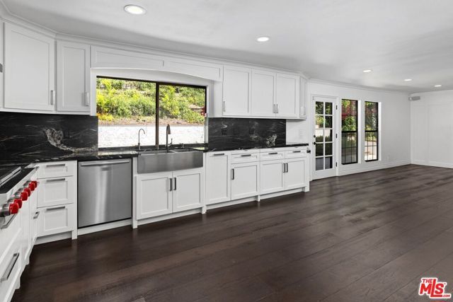 1060 Chantilly Road, Los Angeles, CA 90077