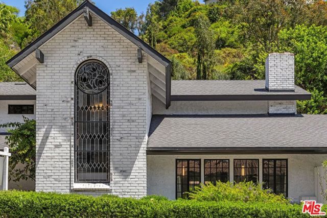 1060 Chantilly Road, Los Angeles, CA 90077