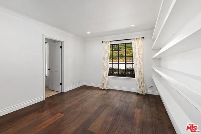 1060 Chantilly Road, Los Angeles, CA 90077