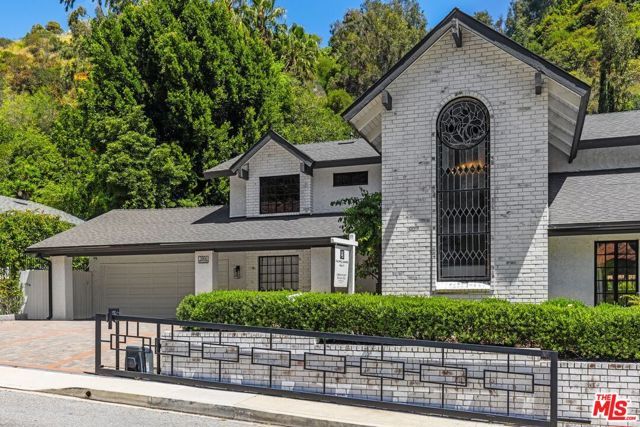 1060 Chantilly Road, Los Angeles, CA 90077