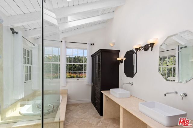 1060 Chantilly Road, Los Angeles, CA 90077