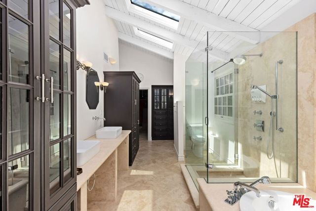 1060 Chantilly Road, Los Angeles, CA 90077
