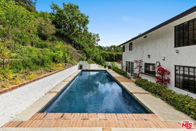 1060 Chantilly Road, Los Angeles, CA 90077