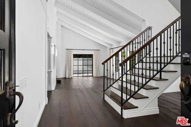 1060 Chantilly Road, Los Angeles, CA 90077