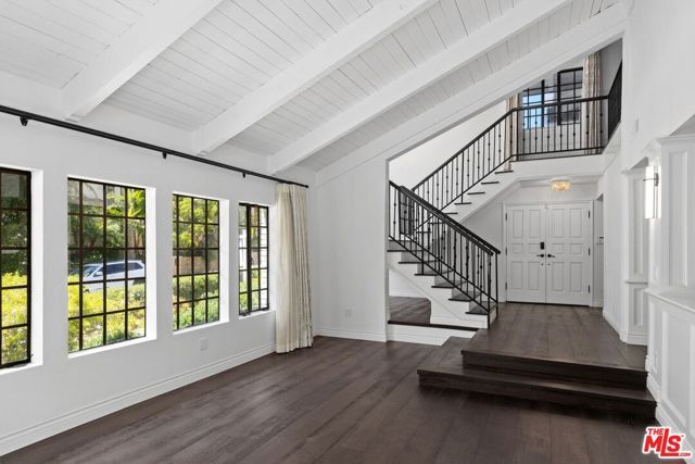 1060 Chantilly Road, Los Angeles, CA 90077