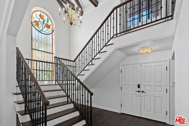 1060 Chantilly Road, Los Angeles, CA 90077