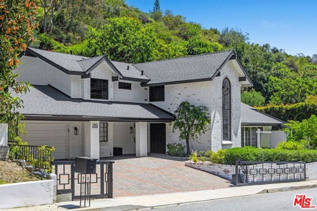 1060 Chantilly Road, Los Angeles, CA 90077