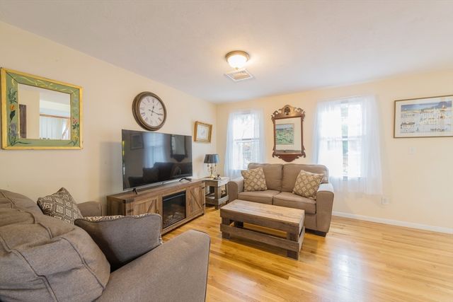19 Great Wind Dr, Plymouth, MA 02360