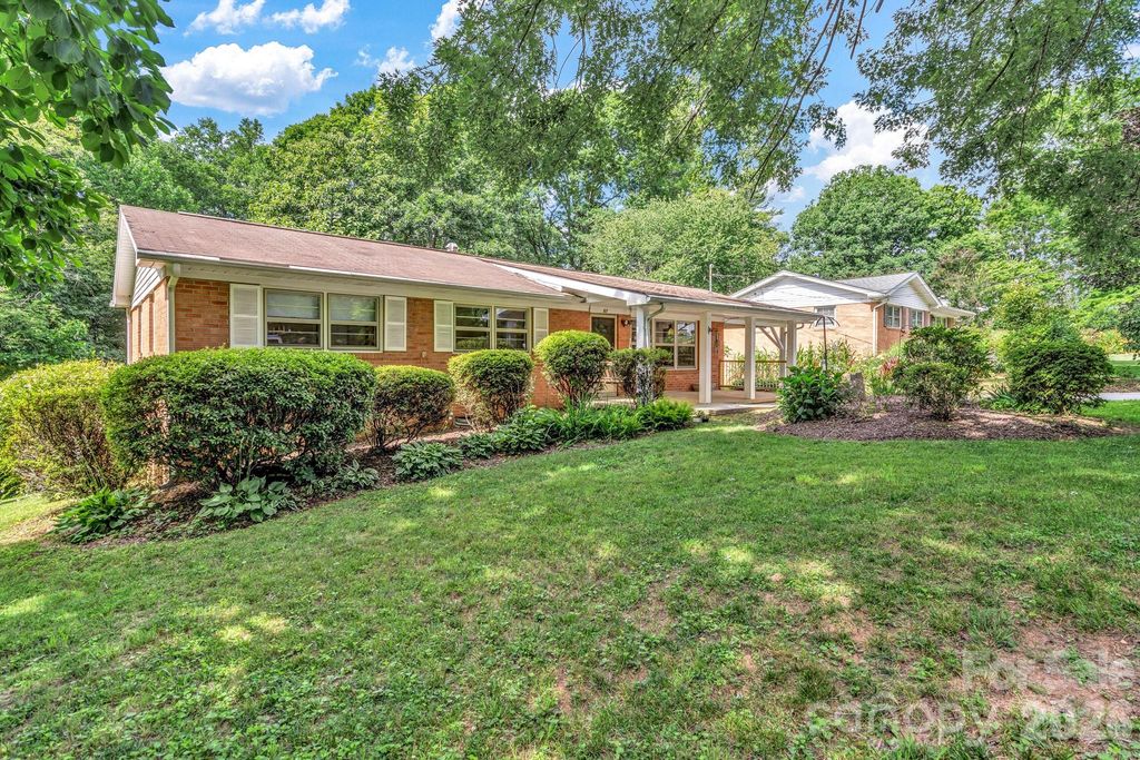 67 Wagon Road, Asheville, NC 28805