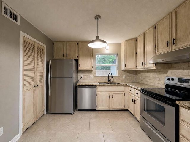 2323 37th Avenue N, Texas City, TX 77590