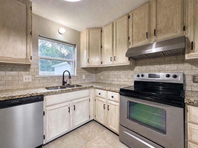 2323 37th Avenue N, Texas City, TX 77590