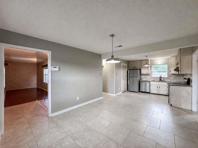 2323 37th Avenue N, Texas City, TX 77590