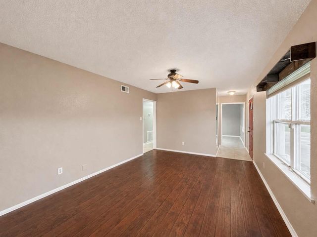 2323 37th Avenue N, Texas City, TX 77590