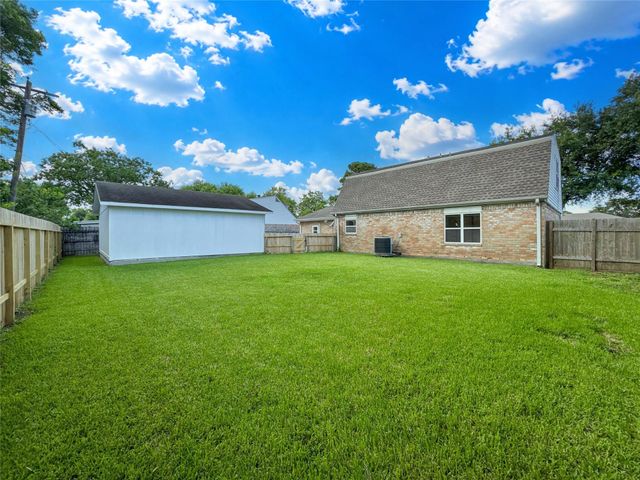 2323 37th Avenue N, Texas City, TX 77590