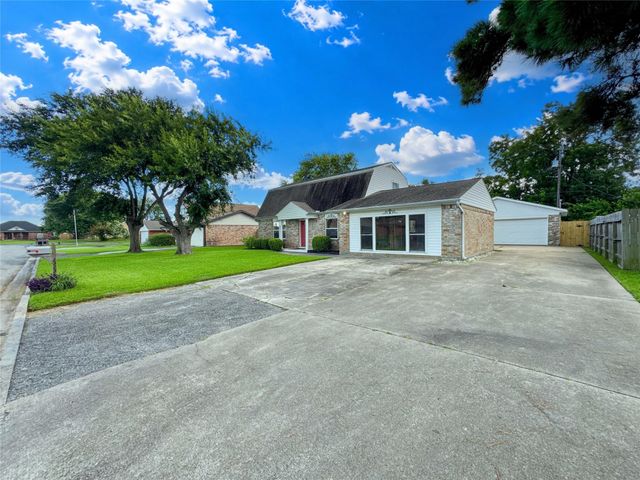 2323 37th Avenue N, Texas City, TX 77590